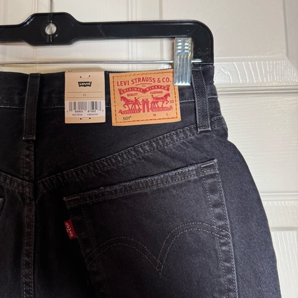 Levi's Women's Black Ripped Jean Denim Shorts Size 25 NWT - Picture 3 of 9